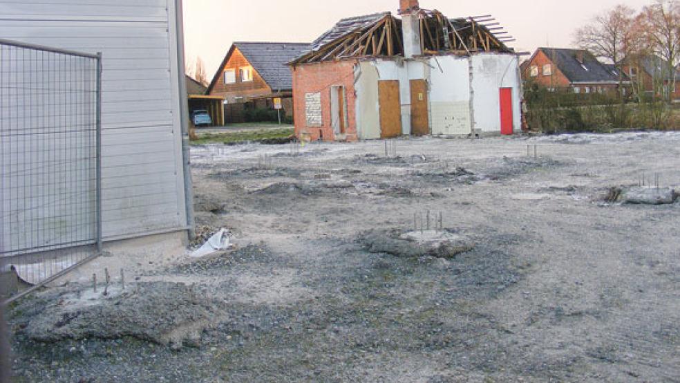 Rund zehn Meter lange Bohrpfähle aus Beton hat die Gebrüder Neumann GmbH aus Emden bereits Ende November in den Boden eingebracht. Seither ruhte die Baustelle an der Bingumgaster Straße, nun steht der Beginn der Rohbauarbeiten bevor. Im Hintergrund ist der Rest des Anfang Oktober abgerissenen alten Feuerwehrhauses zu sehen, in dem sich noch die Anschlüsse für die Energieversorgung der neuen Fahrzeug- und Gerätehalle (linker Bildrand) befinden. © Foto: Szyska