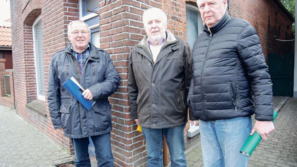 Drängen auf eine Lösung im Norderhilgenholt: Hermann Jans, Egon Smid und Karl-Heinz Aikens (von links) als drei von rund 50 betroffenen Anliegern. © Foto: Hoegen