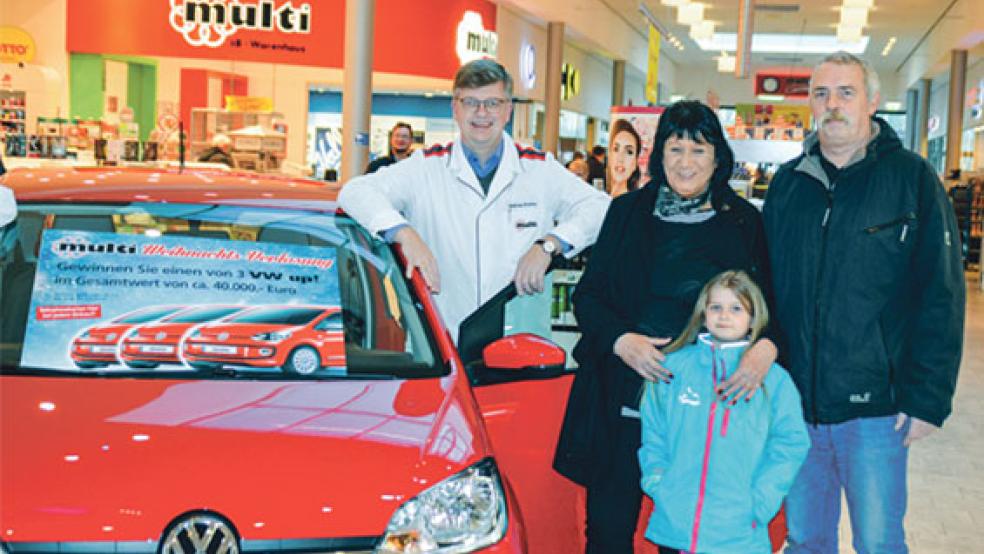 Jemgumer Glückspilz: Bernhard Albers (rechts) mit seiner Frau Eta und Enkeltochter Lotte vor dem neuen VW UP, den Multi-Marktleiter Matthias Brahms an den Rheiderländer übergab. © Foto: Himstedt