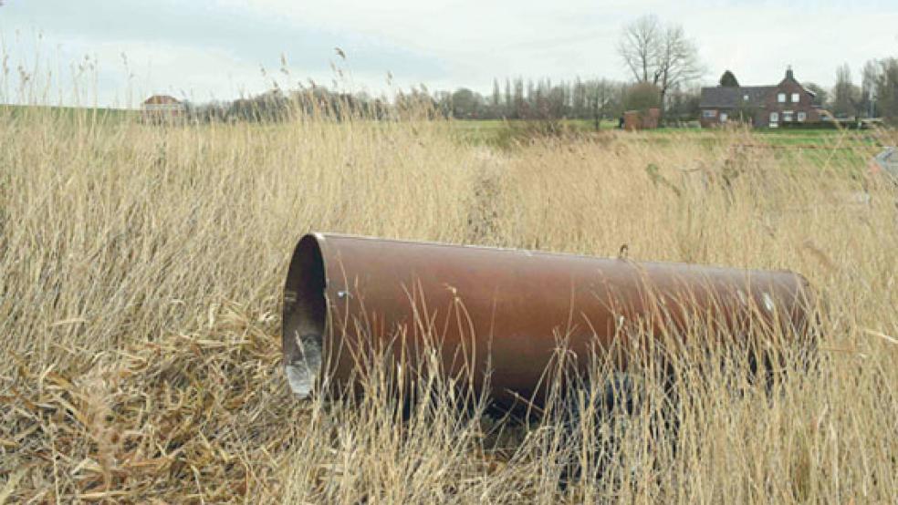 Geschützrohr oder älterer Metallschrott? Der Wattenrat ist sich sicher, dass diese Rohr beim Karbidschießen in Pogum zum Einsatz kam und illegal im Deichhinterland entsorgt wurde. © Foto: Wattenrat