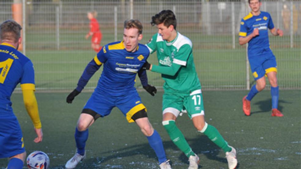 Alles im Griff: Germanias Neuzugang Malte Fokken behauptet den Ball gegen Werders Lennox Strelow.  © Foto: VfL Germania Leer
