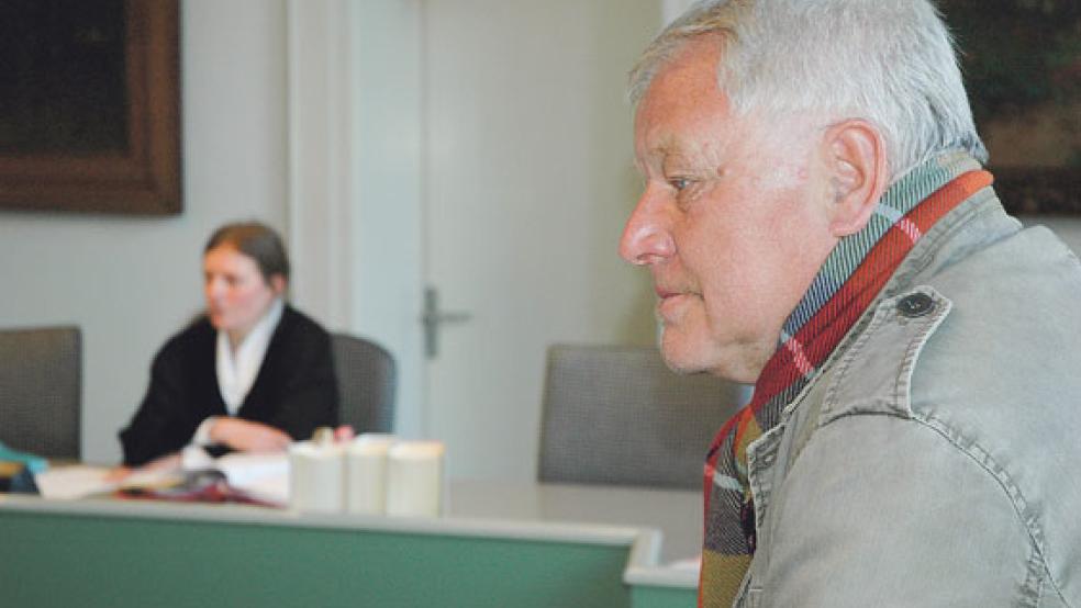 Am Amtsgericht in Leer verurteilte Richterin Ulrike Andrees (im Hintergrund) heute den AWG-Rechtspopulisten Gerd Koch (rechts) zu einer Freiheitsstrafe von zehn Monaten, ausgesetzt zu der maximal möglichen Bewährungszeit von fünf Jahren. © Foto: Szyska