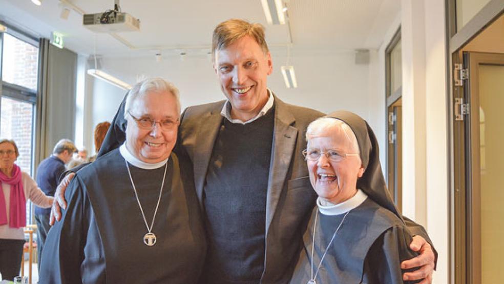 Blicken auf eine gemeinsame Zeit zurück (von links): Schwester Camillis, Borro-Geschäftsführer Dieter Brünink und Schwester Theofriede. © Foto: Boromäus-Hospital