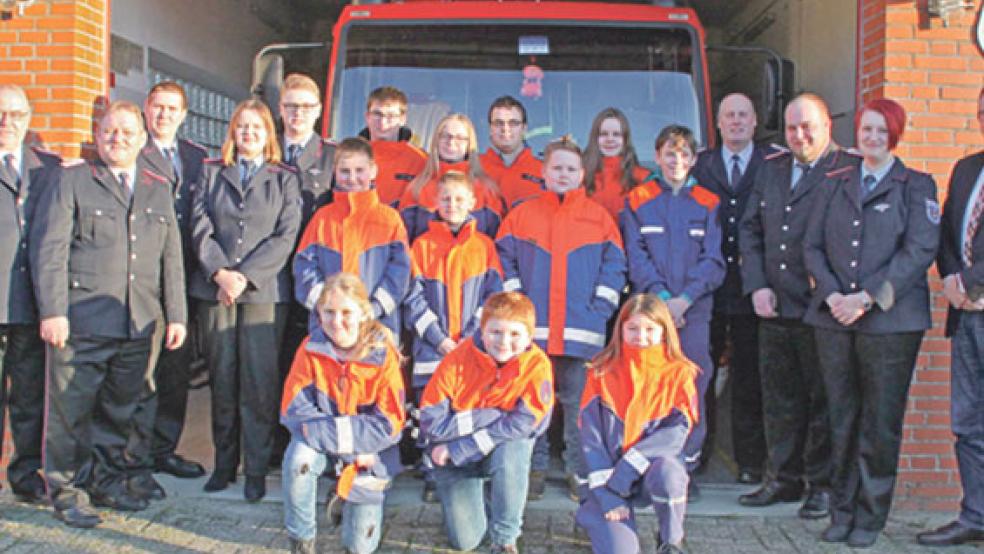 Die Jugendfeuerwehr Holthusen mit einigen ihrer Betreuer und Gästen (von links): Der stellvertretende Stadtbrandmeister Gerhard Kuper, Ortsbrandmeister Harald Schmehl und der stellvertretende Kreisjugendfeuerwehrwart Jens Schmitt. Und von rechts der stellvertretende Bürgermeister Helmut Geuken, Jugendfeuerwehrwartin Mareike Riemeyer, der stellvertretende Jugendfeuerwehrwart Daniel Schmidt und Stadtjugendfeuerwehrwart Ewald Freese.  © Foto: Feuerwehr/Rand