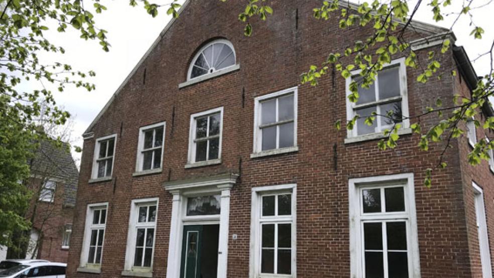 Der Wohnteil des Gulfhofes an der Mühlenstraße in Bunde vor der Scheune wurde im frühen 19. Jahrhundert in seiner heutigen Form angebaut. Der hintere Scheunenteil mit dem Gulf wird auf das frühe 18. Jahrhundert datiert.  © Foto: Bolz