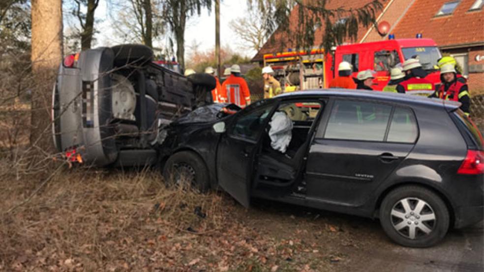 In Meinersfehn (Gemeinde Uplengen) sind heute Vormittag zwei Wagen zusammengekracht. © Foto: Kreisfeuerwehr