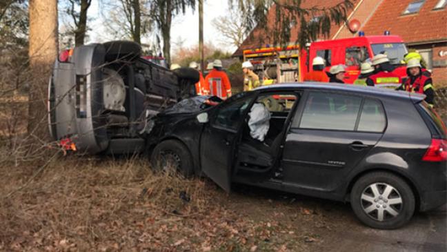 Autos krachen zusammen