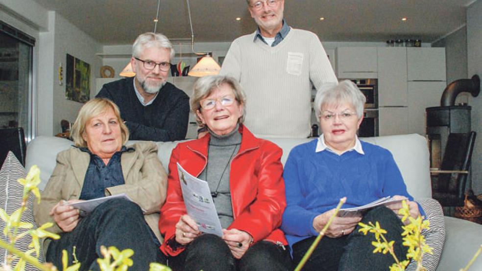 Mitglieder des Arbeitskreises »Stolpersteine Weener« und des Grünen-Ortsverbandes »Rheiderland« stellten die vierte Ausgabe der Broschüre »Stolpersteine« vor: (von links) Vera Drewniok, Friedrich Bruns, Anny Kaufmann, Lutz Drewniok und Karin Mittwollen. Auf dem Foto fehlen die Arbeitskreismitglieder Gerda Pruin, Gisela Ritz und Birgit Rutenberg.  © Fotos: Kuper