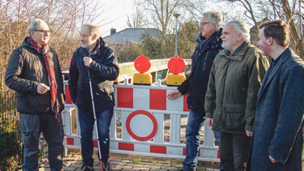Beim Ortstermin (von links): Dieter Frikke, Werner Groen, Friedrich Sap, Reinhard Leising und Gunnar Hoffmann bei der Besichtigung des Standortes der Brücke. © Foto: SPD