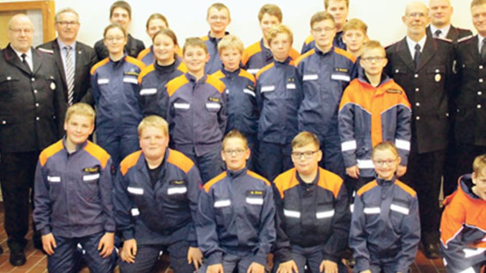 Die Jugendfeuerwehr Weenermoor mit (von links) Stadtjugendfeuerwehrwart Ewald Freese, dem stellvertretenden Stadtbrandmeister Gerhard Kuper und dem stellvertretenden Bürgermeister Helmut Geuken sowie Ortsbrandmeister Wilhelm Heijen, dem stellvertretenden Ortsbrandmeister Ingo Janssen, dem stellvertretenden Jugendfeuerwehrwart Ingo Wolters und Jugendfeuerwehrwart Markus Diddens. © Foto: Joachim Rand
