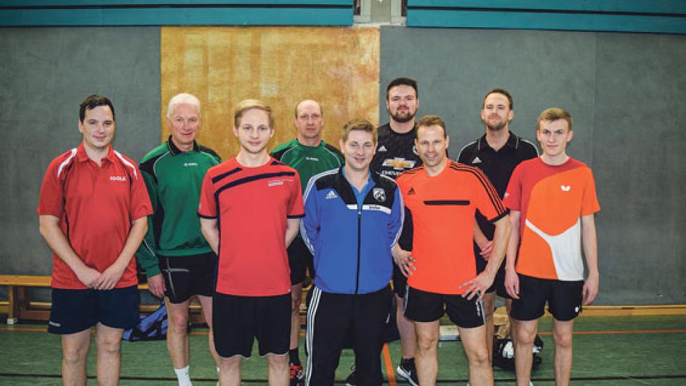 Die 3. Division um Bunder Jann Karels (von links), Adolf Wilken (TSV Hesel), Jonas Feldkamp (Eintracht Nüttermoor), Frank Fecht (TSV Hesel), Stefan Meyer (TTC Remels), Markus van Scharrel (SV Potshausen), Andre Blank (SV Nortmoor), Malte van Mark (SV Nortmoor) und Marco Franzen (SV Nortmoor). © Foto: privat