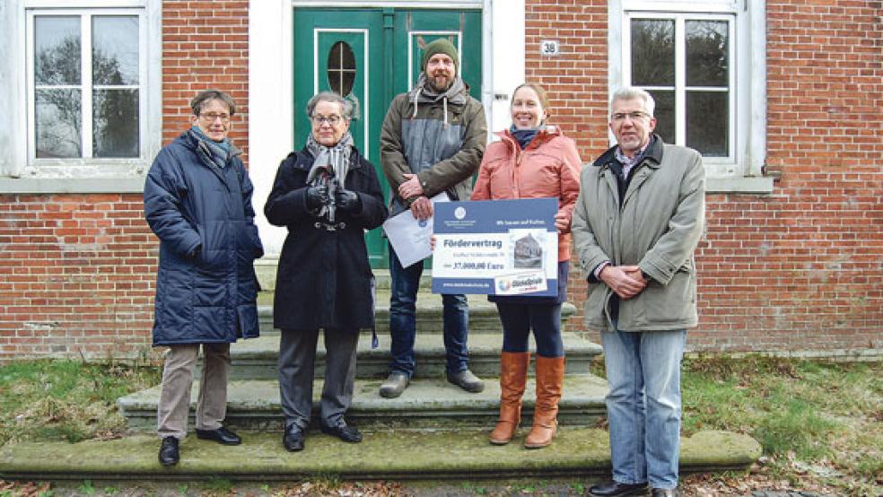 Vor dem Hof: Von links Inga Gronow und Dörte Lossin von der Stiftung Denkmalschutz, Hendrik und Anna Hoffmann und Olaf Engelhardt von Lotto Niedersachsen.  © Foto: Hoegen