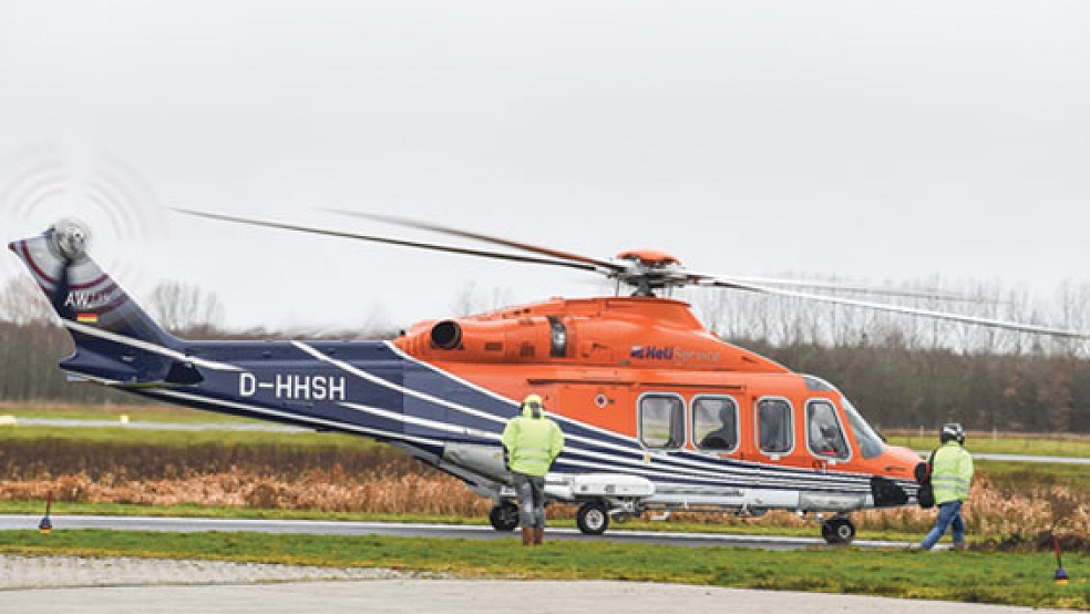 Auf dem Flugplatz in Emden werden im Helikopter Typ AgustaWestland AW139 das Aufnehmen und Absetzen schwerer Lasten geübt. Die Piloten bereiten sich für das Projekt Mosaic auf Einsätze in der Arktis vor. © Fotos: Jaspersen (dpa)