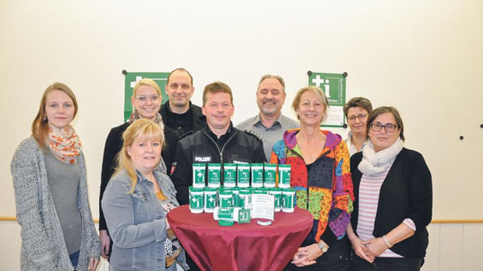 Werben für die Notfalldose (von links): Christina Frey (Jugendzentrum Weener), Susanne Theilen (Oberschule), Insa Bruhns (Gemeinde Jemgum), Werner Hoffmann (Gemeinde Bunde), Ralf Hickmann (Leiter Polizeistation Weener), Hermann Lampen (Bundespolizei), Angelika Janssen-Harms (Stadt Weener), Christa Frigger und Angela Neerhut (Beauftragte für Prävention) von der Lenkungsgruppe des kommunalen Präventionsrates »Netzwerk Rheiderland«. © Foto: Boelmann