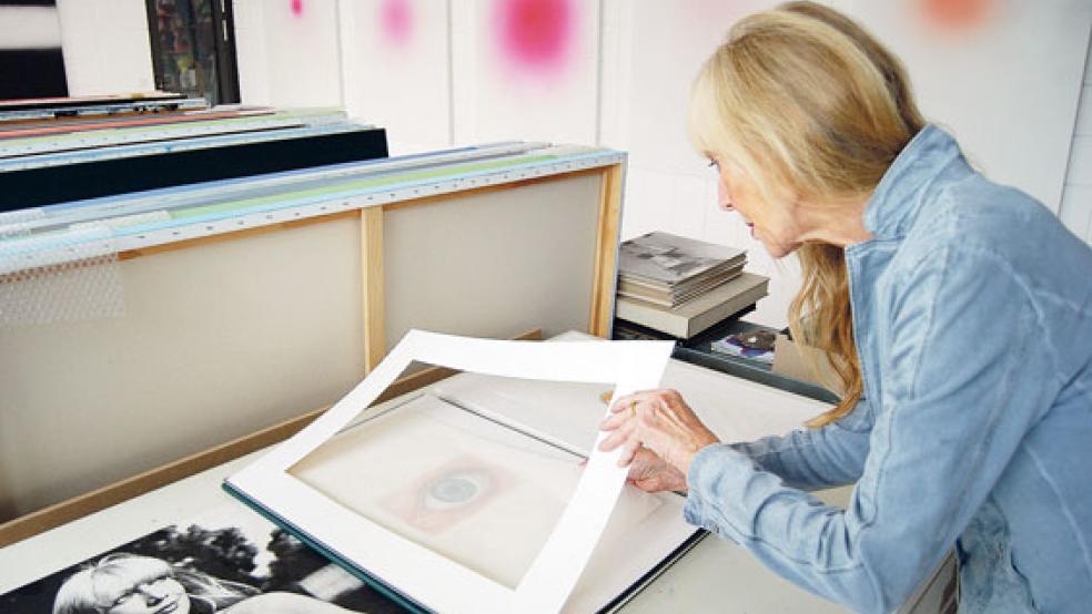 Elisabeth Tatenberg, hier in ihrem Atelier im Kunsthaus, öffnet ihr Haus im Hessepark ab jetzt täglich nach Vereinbarung. © Archivfoto: Hoegen
