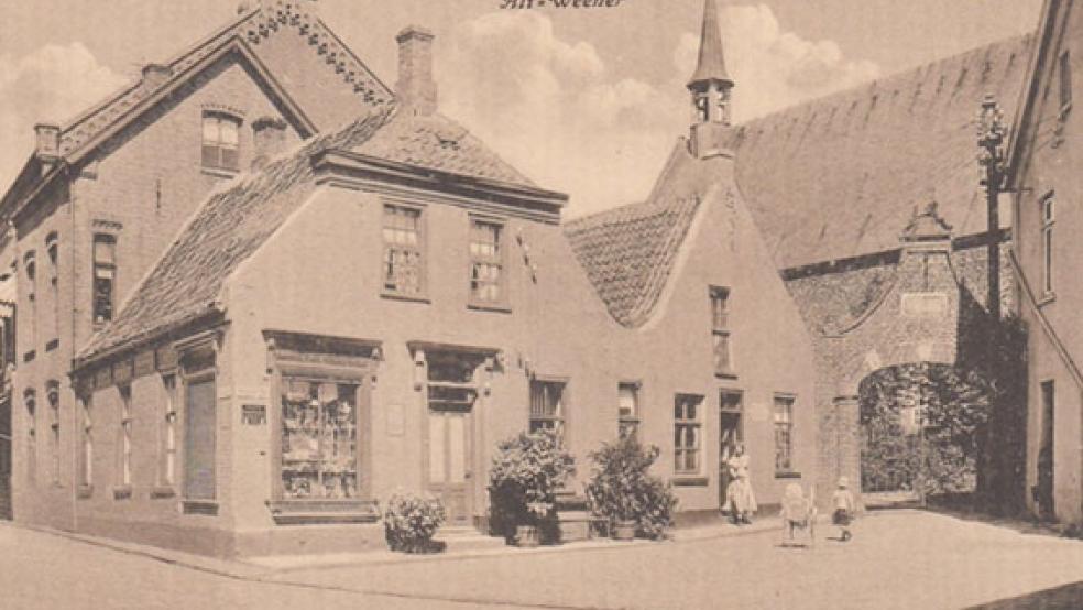 Auf dieser historischen Postkarte vom »Kaakebogen« an der Ecke Westerstraße/Norderstraße in Weener, die wohl etwa von 1920 stammt, ist eine Frau vermutlich mit ihren Kindern zu sehen. Joachim Ringen aus Zeven wirft die Fragen auf, ob jemand weiß, wer diese Frau war. Nach RZ-Recherchen könnte es sich um die Familie von Schuhmacher de Vries handeln. © Foto: Ringen