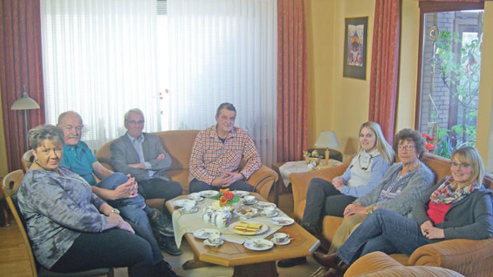 Beim Drehtag im Wohnzimmer von Horst Lauer (von links): Hanne Pohlmann, Helmut Wiegmann, Horst Lauer, Alfred Mindrup, Anke Müller, Gerda Erfkamp und Andrea Bruns. © Foto: Rheiderländer Filmfreunde