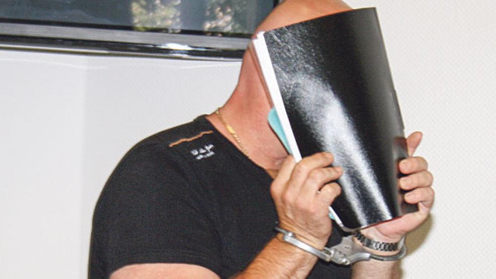 Der Hauptangeklagte - hier beim Prozessauftakt - wurde heute zu einer Freiheitsstrafe von drei Jahren und neun Monaten verurteilt. © Foto: Ricken