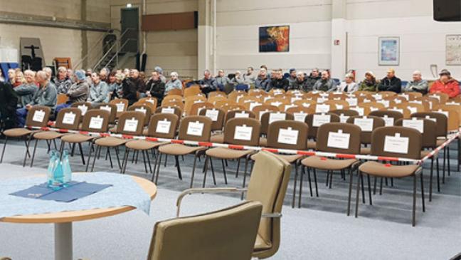 Leere Stühle als Mahnmal für Streichkurs