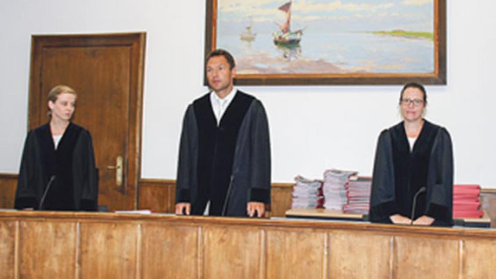 Richter Daniel Hunsmann (Mitte), Vorsitzender der Großen Strafkammer, begründete gestern ganz klar, warum die Angeklagten wegen Zuhälterei und Ausbeutung von Prostituierten beziehungsweise wegen Beihilfe zu verurteilen waren. © Fotos: Ricken