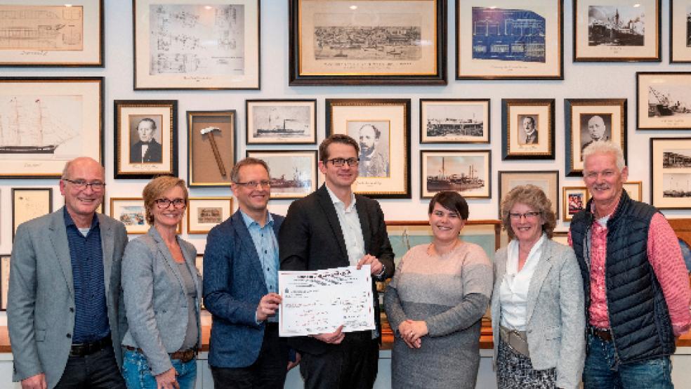 Bei der Übergabe der Spenden (von links): Wolfgang Friedrich, Tanja Tielitz (beide Leinerstift), Jussi Matikainen, Klaus Lübbers (beide Meyer Werft), Stefanie Seyfert, Wilma Hahn und Uwe Hahn (alle »helpful Kinderhospiz«). © Foto: Meyer Werft
