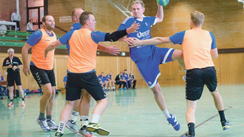 Entschlossen müssen sich die TuS-Handballer um Markus Janssen auch heute im Derby präsentieren. © Archivfoto: Bruins
