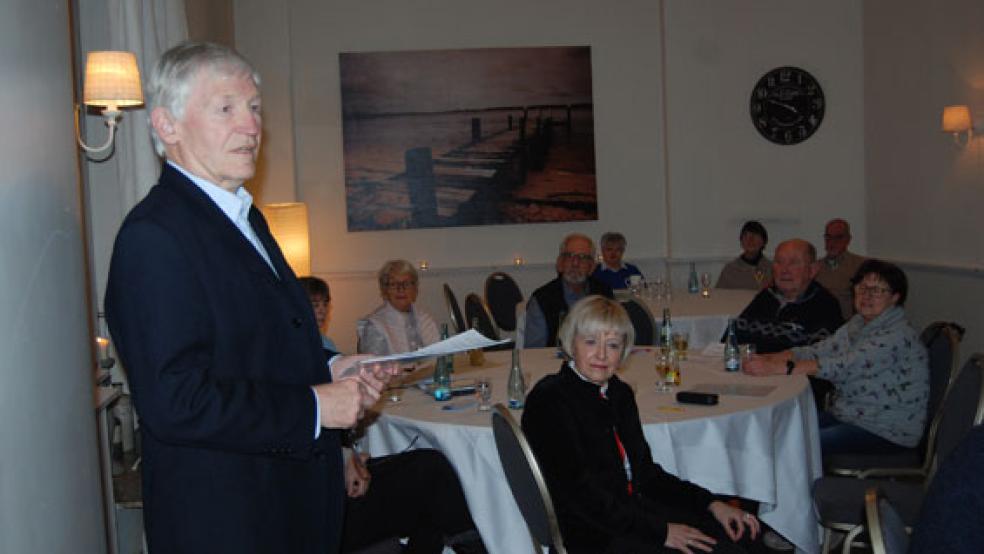 Bernd Seeringer (stehend) schlug den Mitgliedern des Freundeskreises vor, auf eine Preiserhöhung für Abos und Einzelverkauf für die Theatervorstellungen in Weener zu verzichten. Dazu gab es einmütige Zustimmung. © Foto: Hoegen