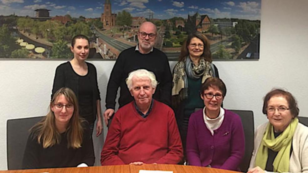 Am Donnerstag hat sich im Rathaus die neue Steuerungsgruppe für die Fairtra-de-Town gegründet (von links): Bettina Schlereth (Stadt Papenburg), Tatjana Merkel (Stadt Papenburg), Leo Schwarte (AG »Global denken – lokal handeln«), Heiner Butke (Erster stellvertretender Bürgermeister), Christine Bücker (AG »Global Denken – lokal handeln«), Christine Bücker (Sprecherin der Gruppe) und Maureen Bamming (Ratsfrau).  © Foto: Stadtverwaltung Papenburg