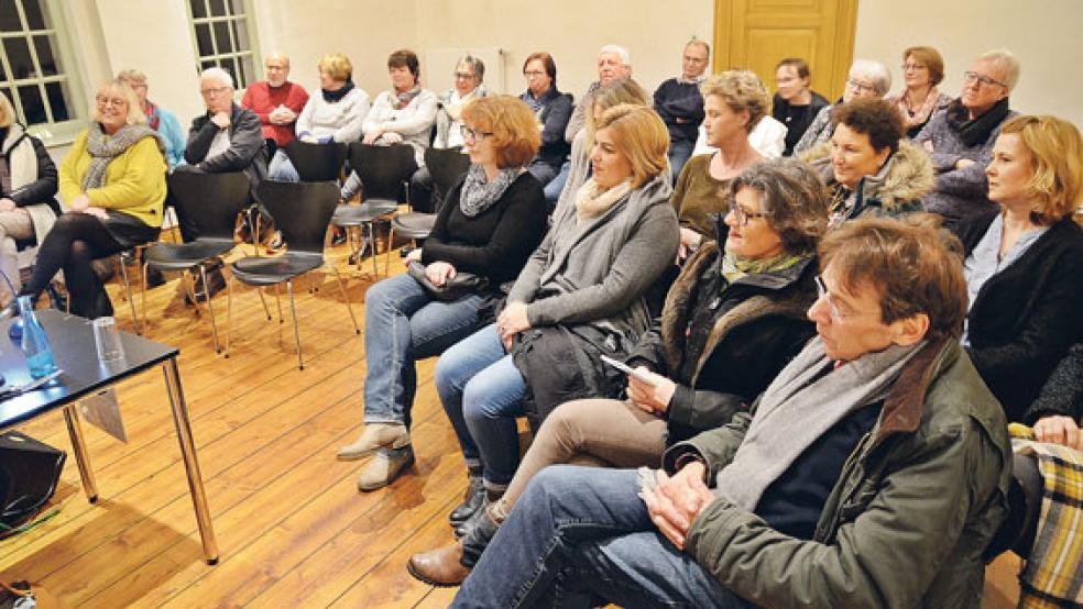 Rund 40 Zuhörer waren ins Steinhaus gekommen. © Fotos: Ammermann