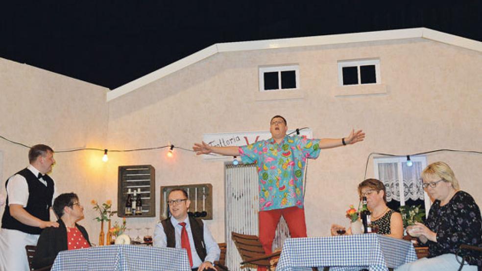 »Oh Sole Mio«: Carlo (Hendrik Tirrel) sorgt für Stimmung. Das Publikum war begeistert.  © Fotos: Himstedt