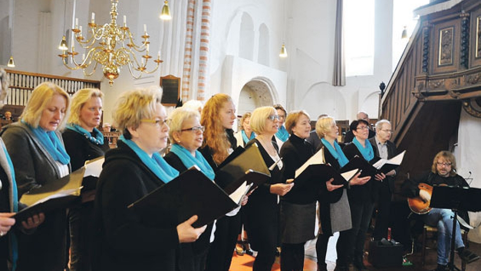 Der Chor »Cantabiles« begleitete den Gottesdienst in der ev.-ref. Kirche.  © Fotos: Boelmann