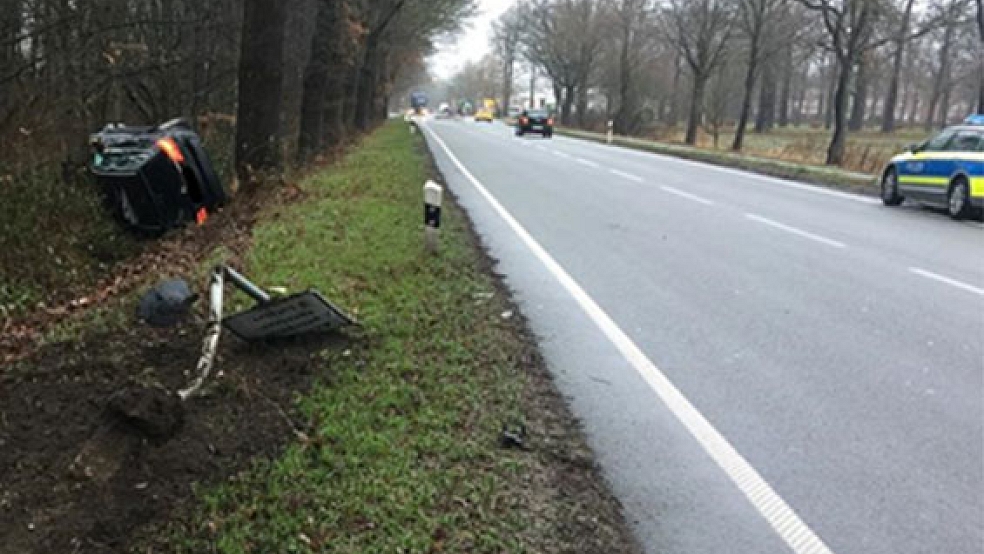 Ein Mercedes kam heute gegen 9.35 Uhr von der Papenburger Straße in Leer ab und landete in einem Graben. © Foto: Polizei