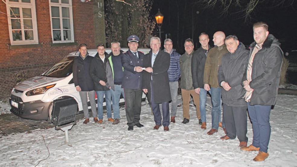 Im Anschluss an einen Empfang im Rathaus, an dem auch einige der 29 Sponsoren teilnahmen, übergab Bürgermeister Ludwig Sonnenberg (Mitte, rechts) den Schlüssel für den neuen Wagen der Kinder- und Jugendfeuerwehren an Stadtbrandmeister Jörg Fisser. © Foto: Rand
