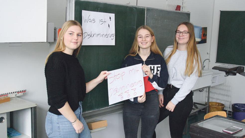 Die Zehntklässlerinnen Nienke Steinfelder, Lorena Trey und Sara Bollendonk (von links) erstellten einen Videofilm. © 