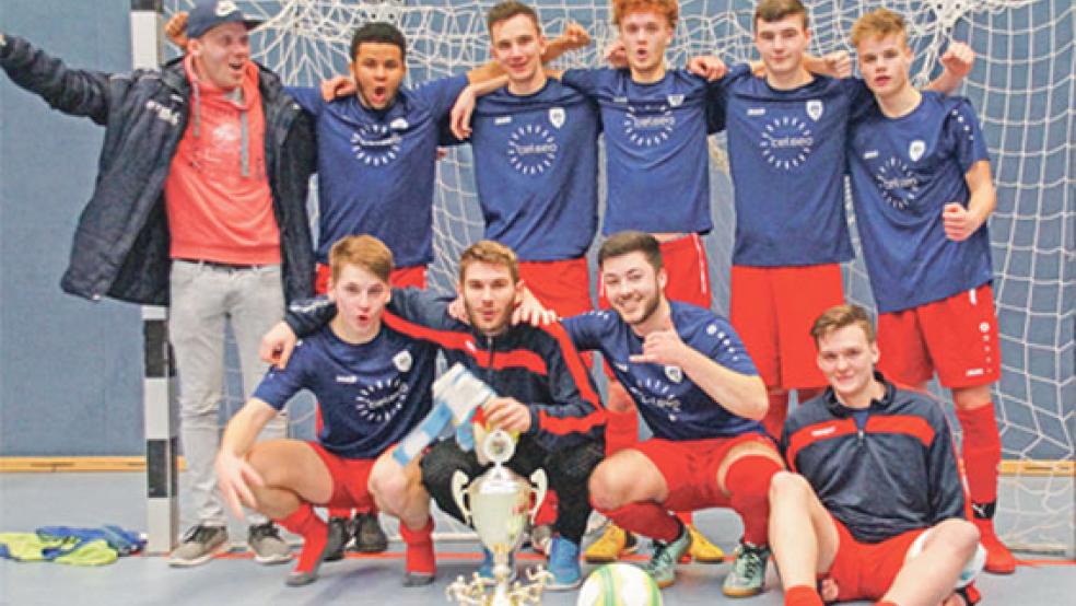 Das Siegerteam des JFV Leer durfte sich neben dem Pokal auch über die Teilnahme an den Bezirksmeisterschaften freuen.  © Foto: Fußballkreis