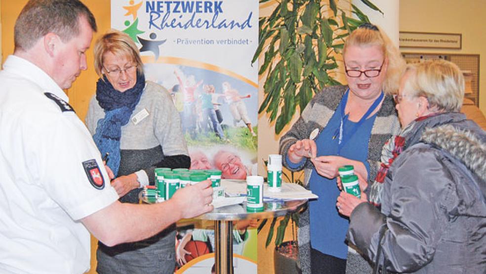 Im Foyer des Krankenhauses Rheiderland verteilten (von links) Ralf Hickmann, Angelika Janssen-Harms und Svenia Temmen gestern Notfalldosen und halfen wenn nötig auch bei der Ausfüllung der Fragebögen. © Foto: Hoegen