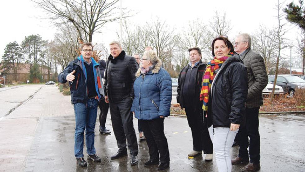 An der Wiesenstraße: Oberschulleiter Dirk Kaiser (links) im Gespräch mit Ulf Thiele und Hildegard Hinderks. Rechts im Vordergrund Anja Meißner, Leiterin der Grundschule Weener. © Foto: Hoegen