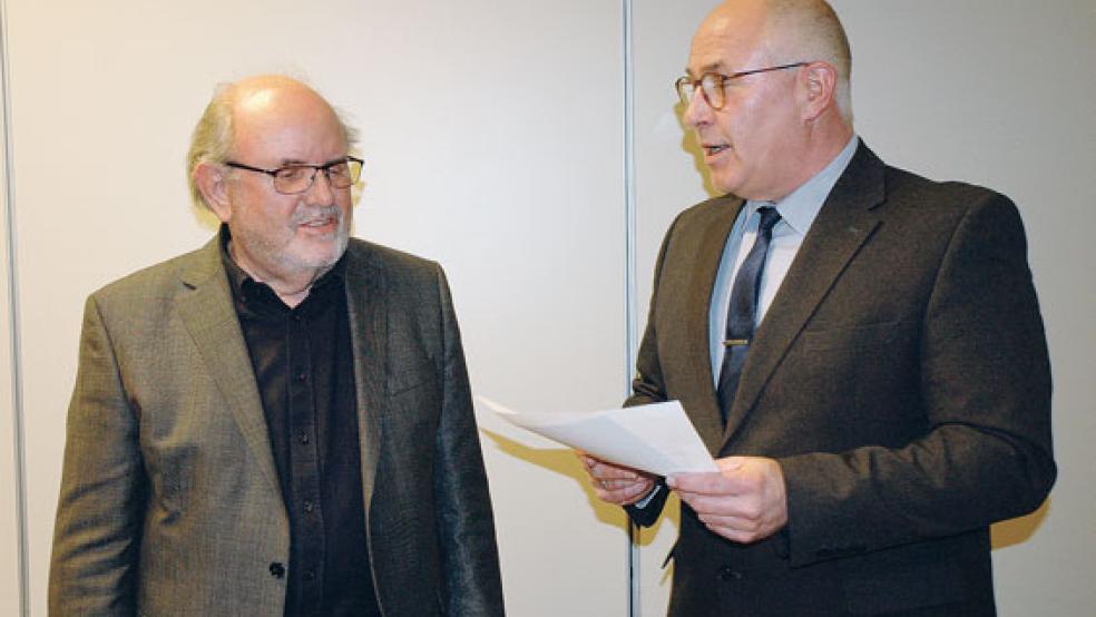 Als Nachrücker für Johann Robbe, der auf sein Ratsmandat verzichtete, wurde Jan Spin (links) von Bürgermeister Hans-Peter Heikens über seine Pflichten belehrt. © Foto: Szyska