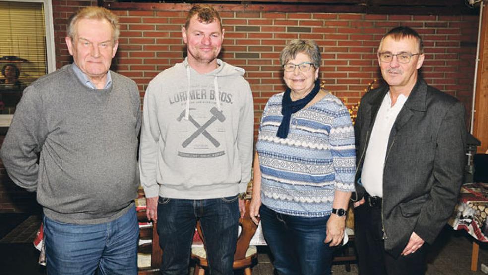 Der Vorstand der Theatergruppe mit ihrem ersten Vorsitzenden Roelf Dressmann, dem zweiten Vorsitzenden Theo Röhr, Spöölbaas Waltraud Dressmann und Schriftführer Garrelt Janssen.  © Foto: Wolters