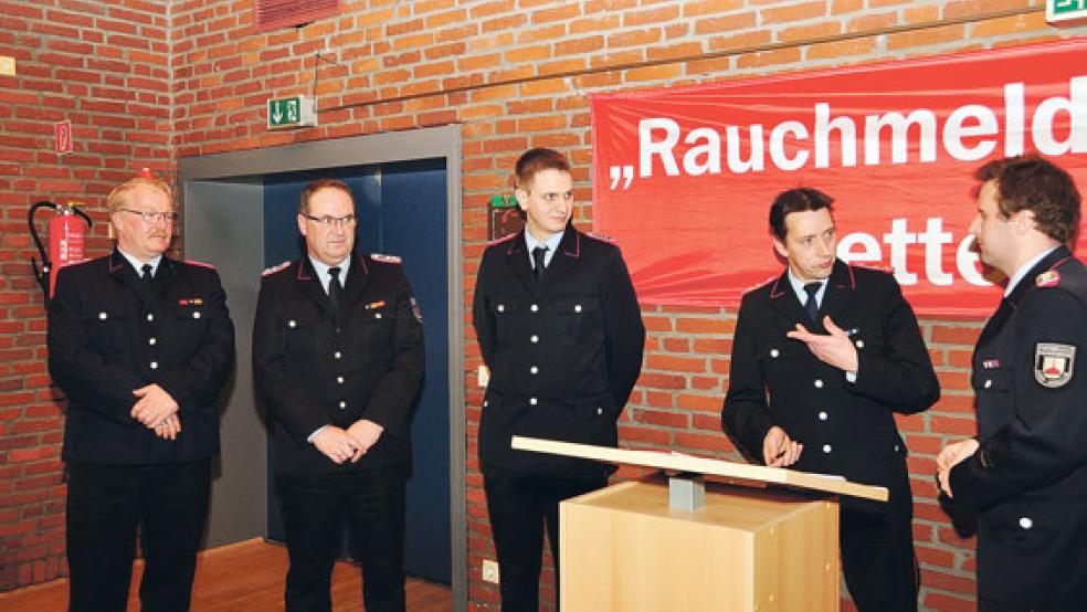 Personelle Angelegenheiten: Von links Siegfried Maas, Gerätewart Dennis Striek, Jann­-Hendrik Pflüger, Ortsbrandmeister Ralf-Dieter Harbers und Schriftführer Jan Freese. © 