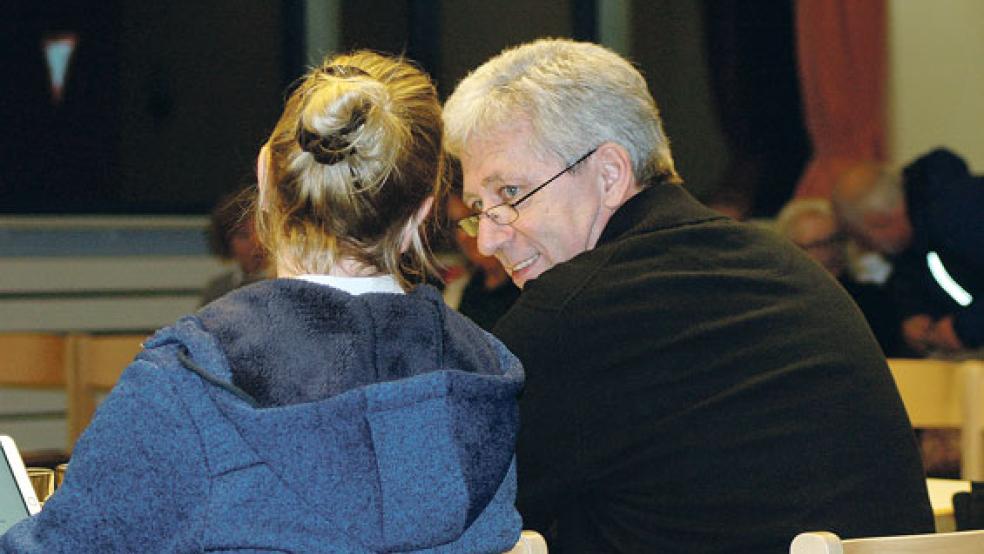 Walter Eberlei während der Ratssitzung am Montag im Gespräch mit seiner Mitstreiterin Carola Bergmans. © Foto: Szyska