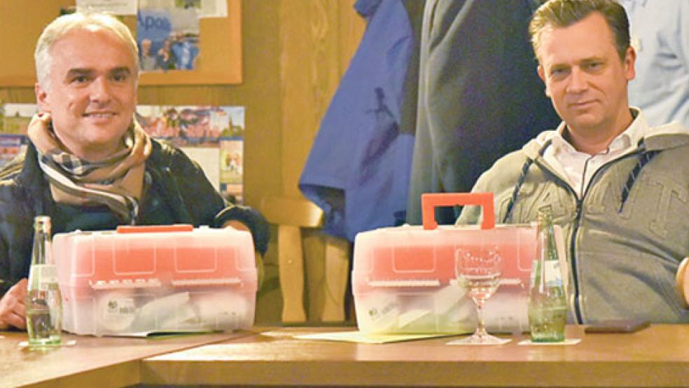 Die anwesenden Vereinsvertreter, hier Ferhat Özdemir (Kickers Leer) und Michael Zimmermann (rechts/Germania Leer), erhielten einen Sanitätskoffer.  © Foto: Fußballkreis