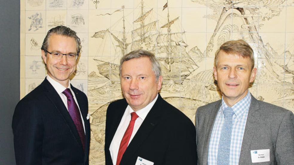 Freuten sich über einen regen Austausch (von links): Staatssekretär des Niedersächsischen Wirtschaftsministeriums Dr. Berend Lindner, der Maritime Koordinator der Bundesregierung Norbert Brackmann und IHK-Präsident Dr. Bernhard Brons. © Foto: IHK
