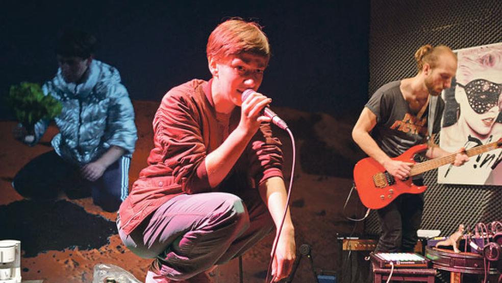 »Bilder Deiner großen Liebe«, dieses Stück brachte der Freundeskreis Landesbühne als Schulvorstellung nach Bunde, Jemgum und Weener. © Foto: Landesbühne
