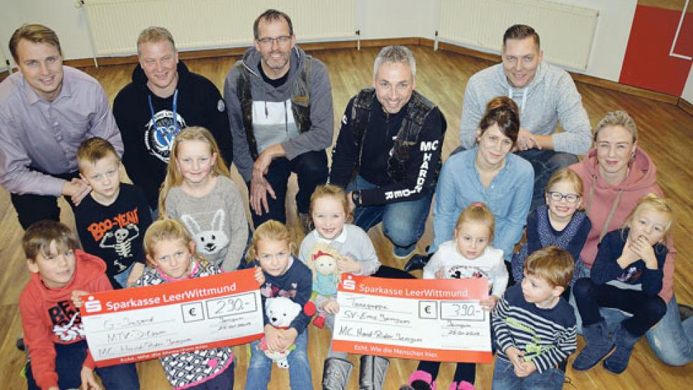 Die neugegründete Kindertanzgruppe des SV Ems Jemgum und die G-Jugend der Spielgemeinschaft Ditzum/Ditzumerverlaat freuen sich über die Geldspende der »Hard Rider«. © Foto: Himstedt