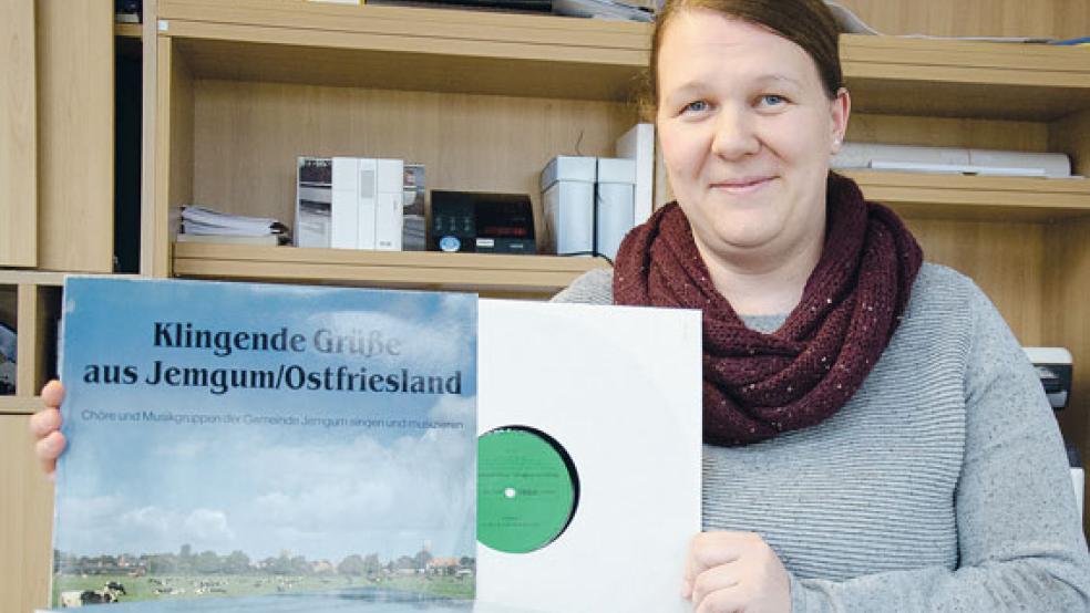Ein rundes Stück Vereins- und Kulturgeschichte aus Jemgum. Deike Buß vom Bürgerbüro präsentiert die Jemgum-Schallplatte, die ab sofort im Rathaus kostenlos erhältlich ist. © Foto: Hanken