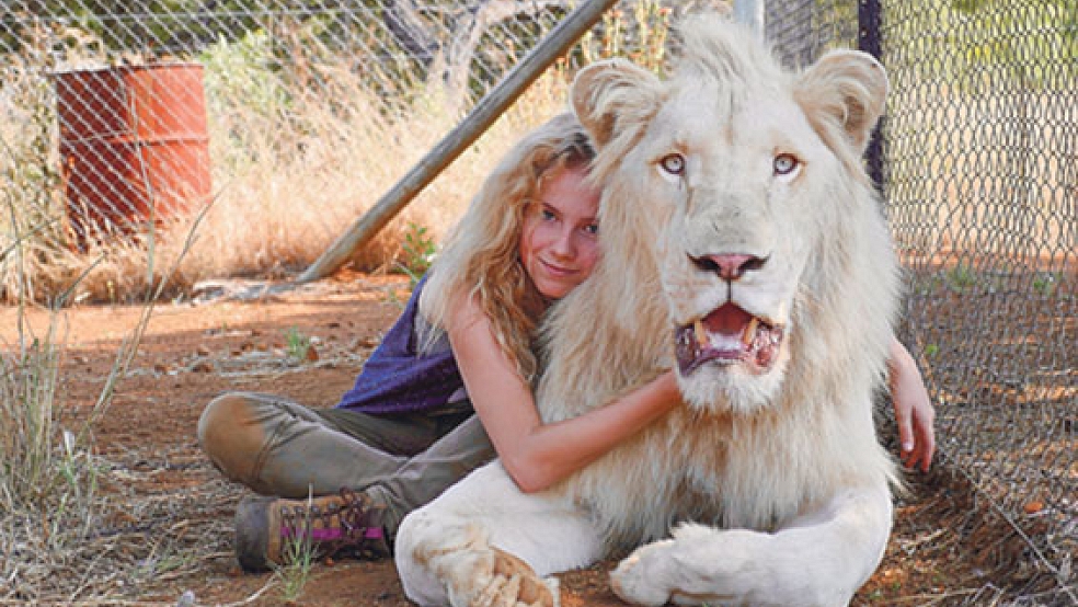Zwei Freunde, die sich bestens verstehen: Mia (Daniah de Villiers) und ihr weißer Löwe Charlie. © Foto: Studiokanal