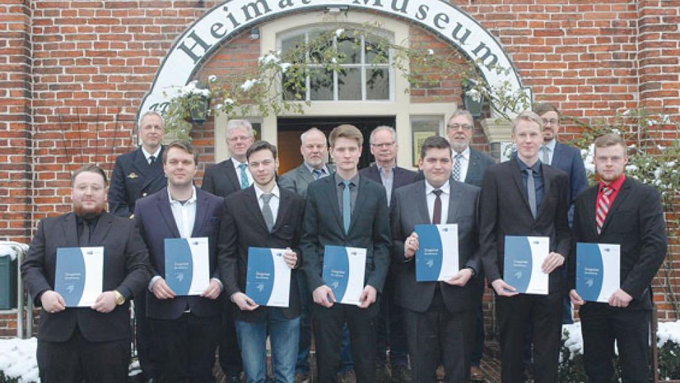 Mit den erfolgreichen Prüflingen (vorne von links) Lukas Kolthoff, Dominik-Julian Wending, Oliver Winter, Jannes Meyer, Lukas Tietjen, Thomas Kasak und Hilko Albers freuten sich (hinten von links) Fregattenkapitän Claus Carstensen, Bürgermeister Ludwig Sonnenberg, ABW-Leiter Uwe Neessen, Bundeswehrdienstleistungszentrum-Leiter Klaus Steinl, der Prüfungsausschuss-Vorsitzende Ferdinand Reit und Bastian Wehr von der Industrie- und Handelskammer (IHK). © Foto: Szyska
