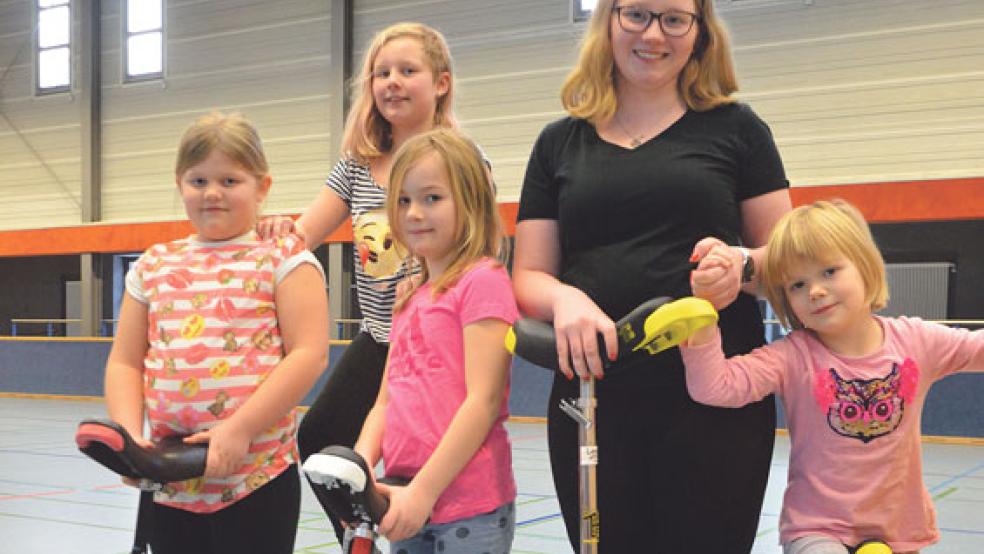 Lena Oorlog nimmt kleine und große Einrad-Begeisterte am neuen Stützpunkt in Bunde an die Hand. © Foto: Muising