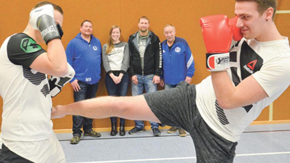 Nach Irland werden die beiden Kickboxer von Mario Schoormann (links) und Peter Wentker (rechts) vom Vorstand begleitet. Kickboxerin Laura Tülp und Trainer Joachim Eckhoff bleiben im Rheiderland. © Fotos: Muising